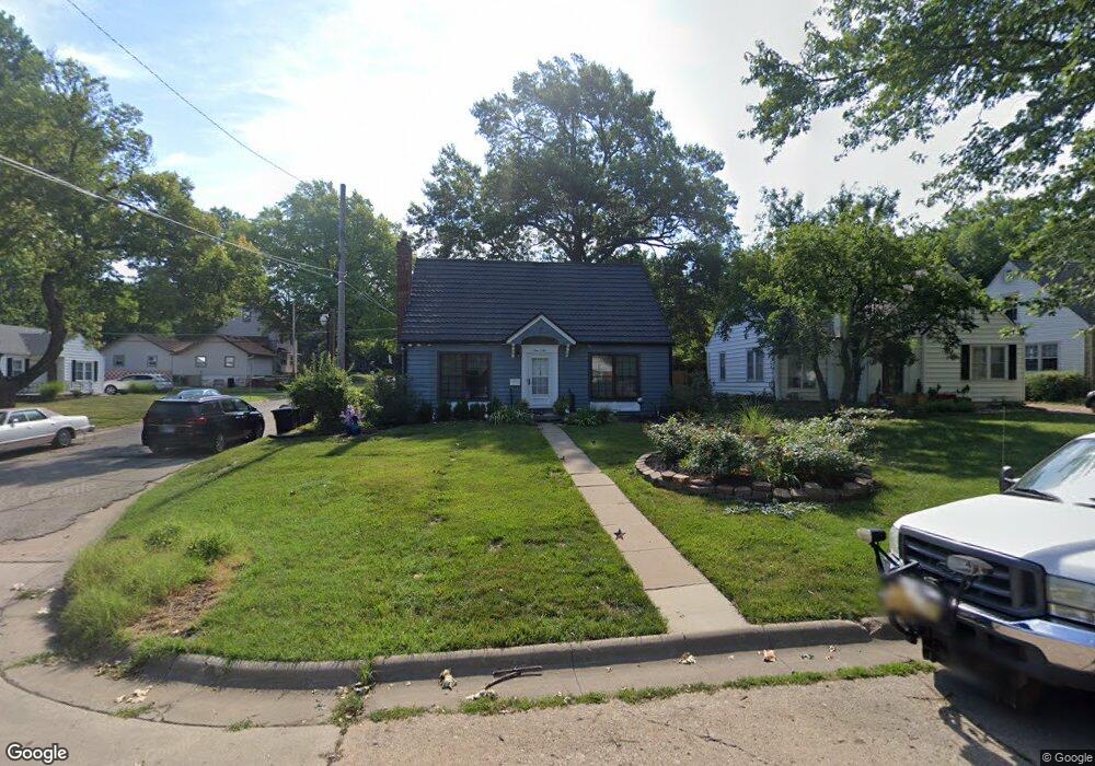 902 SW Wayne Ave, Topeka, KS 66606 - photo 1
