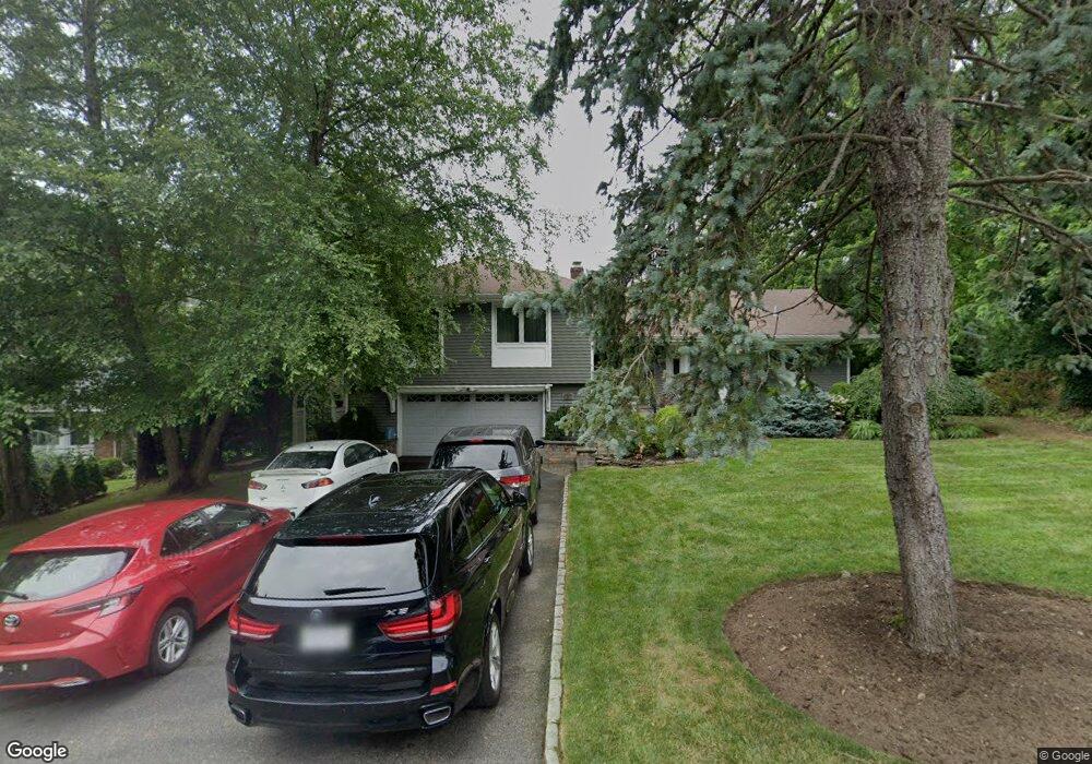 5 Woodedge Rd, Manhasset, NY 11030 - photo 1