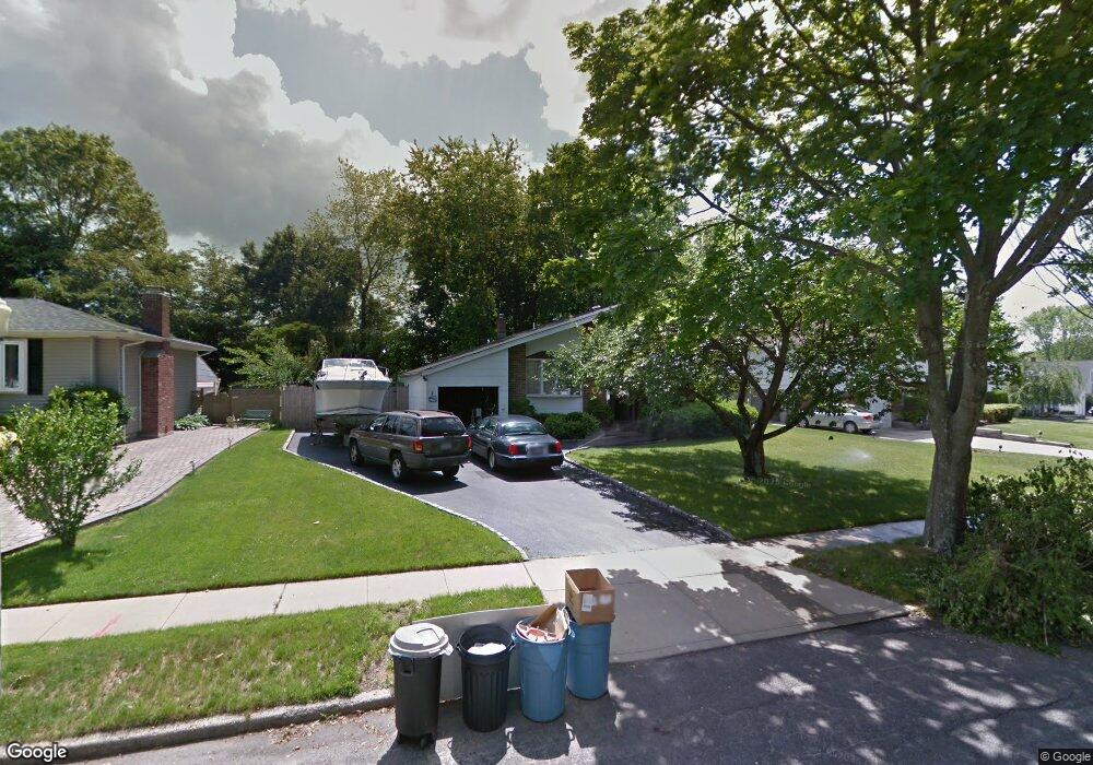 22 Comanche Ln, ComMacK, NY 11725 - photo 1