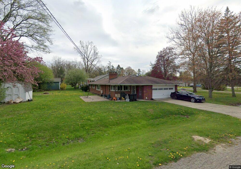 1026 N Pinecrest Ln, Grand Blanc, MI 48439 - photo 1