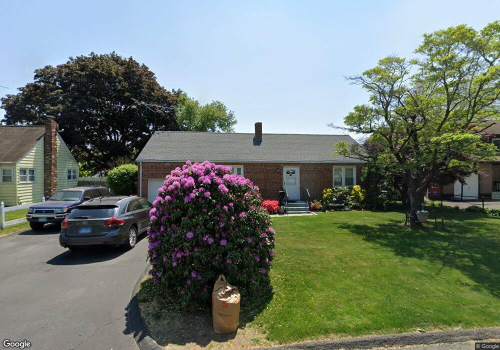 121 Loftus Cir, Bridgeport, CT 06606 - photo 1