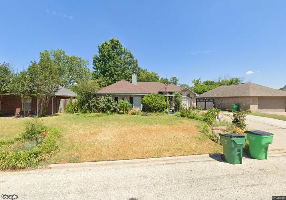 1106 Oxford Dr, Gainesville, TX 76240 - photo 1