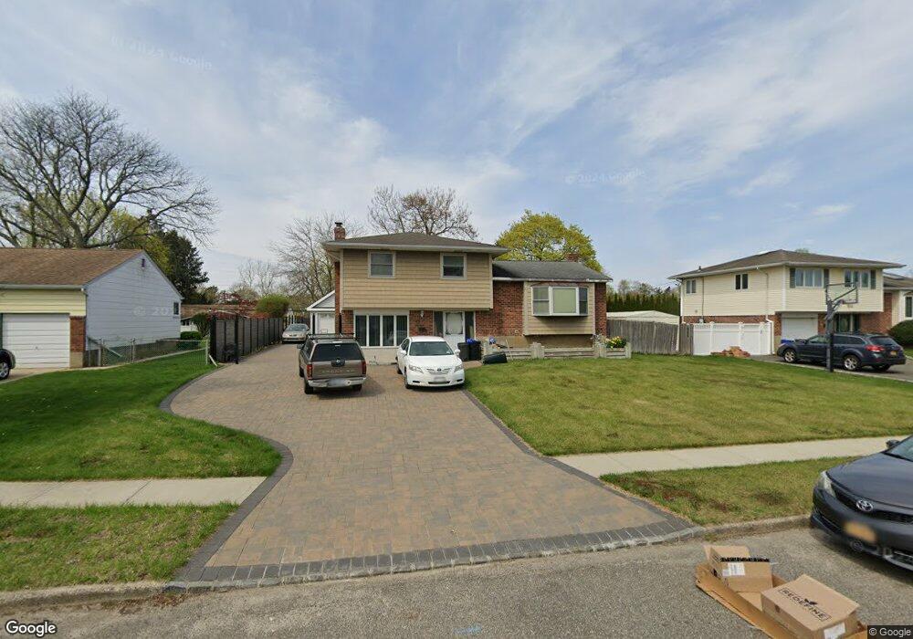 25 Hayrick Ln, ComMacK, NY 11725 - photo 1