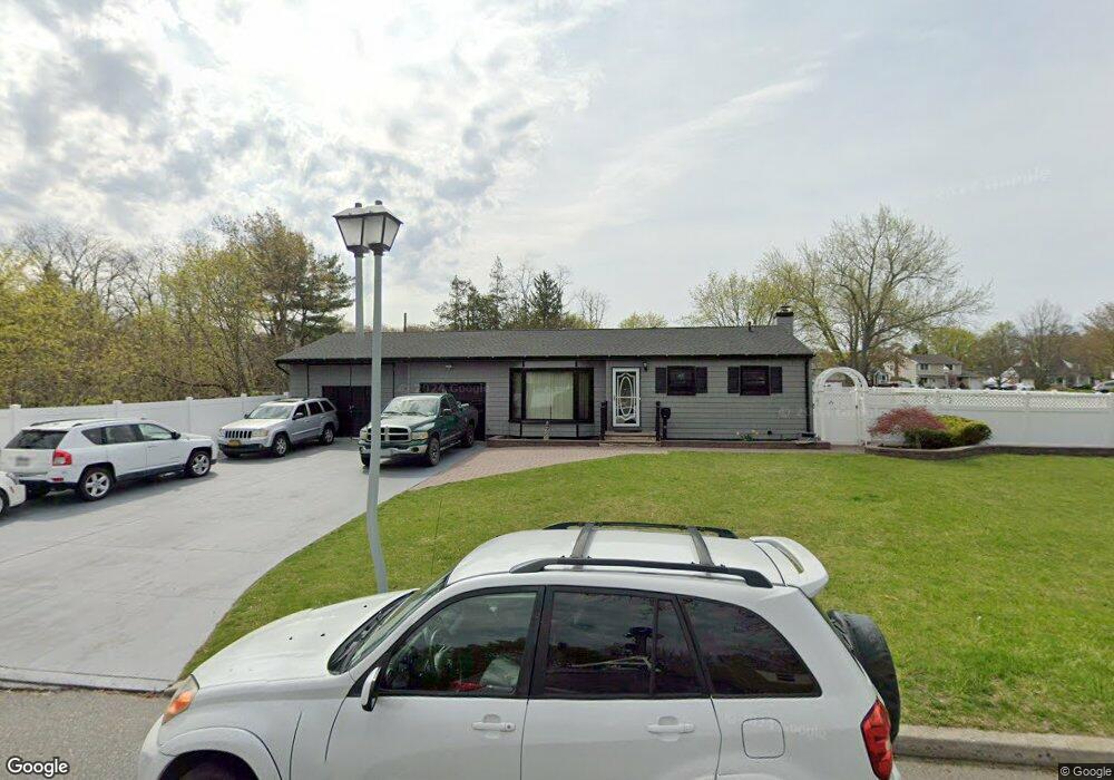 20 Tyram Ln, ComMacK, NY 11725 - photo 1