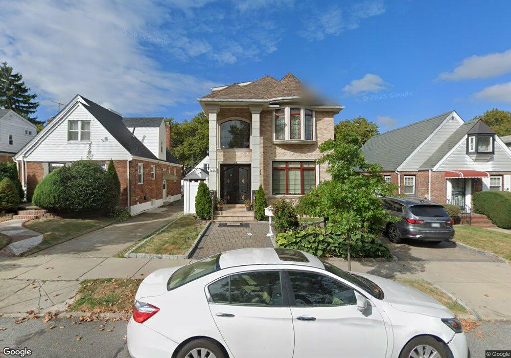 7658 172nd St, Fresh Meadows, NY 11366 - photo 1