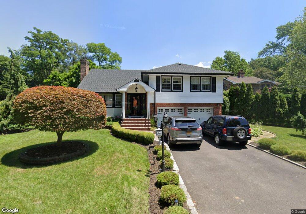 14 Bayview Cir, Manhasset, NY 11030 - photo 1