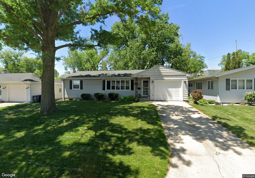 657 35th St SE, Cedar Rapids, IA 52403 - photo 1