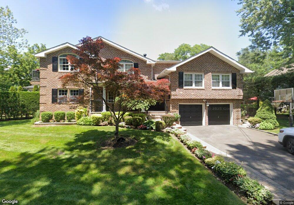 10 Bayview Cir, Manhasset, NY 11030 - photo 1