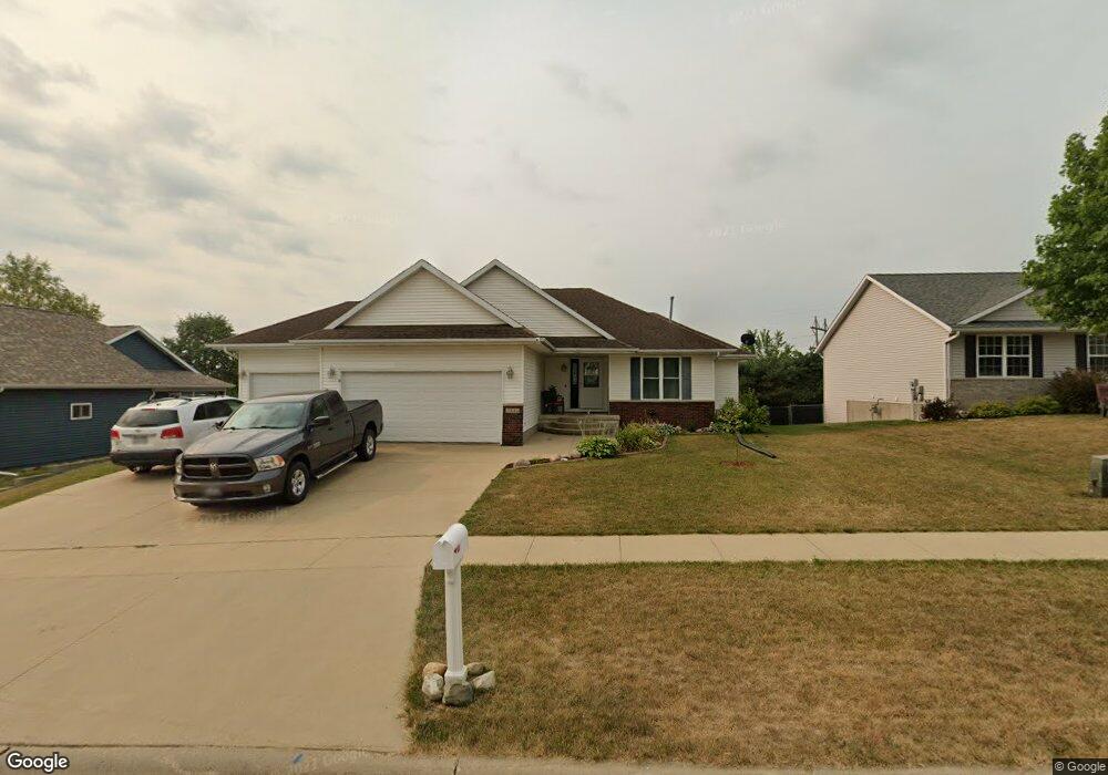 3719 Hawk Ave SW, Cedar Rapids, IA 52404 - photo 1