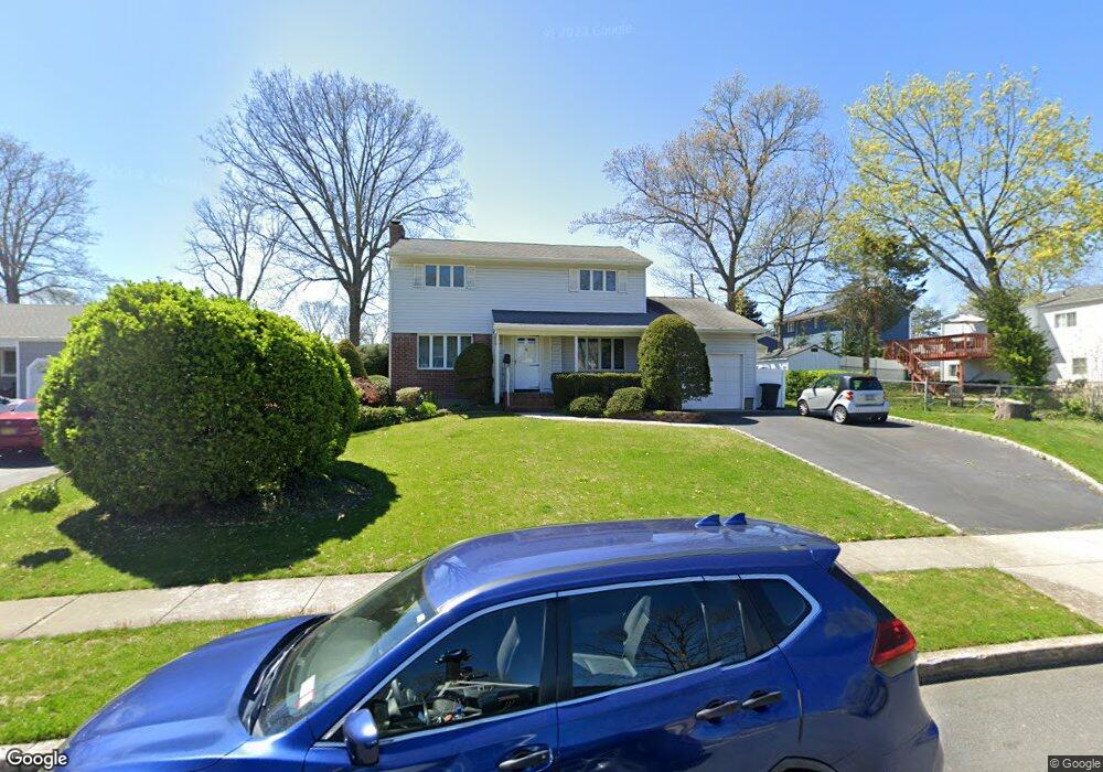 38 Wenmore Rd, ComMacK, NY 11725 - photo 1