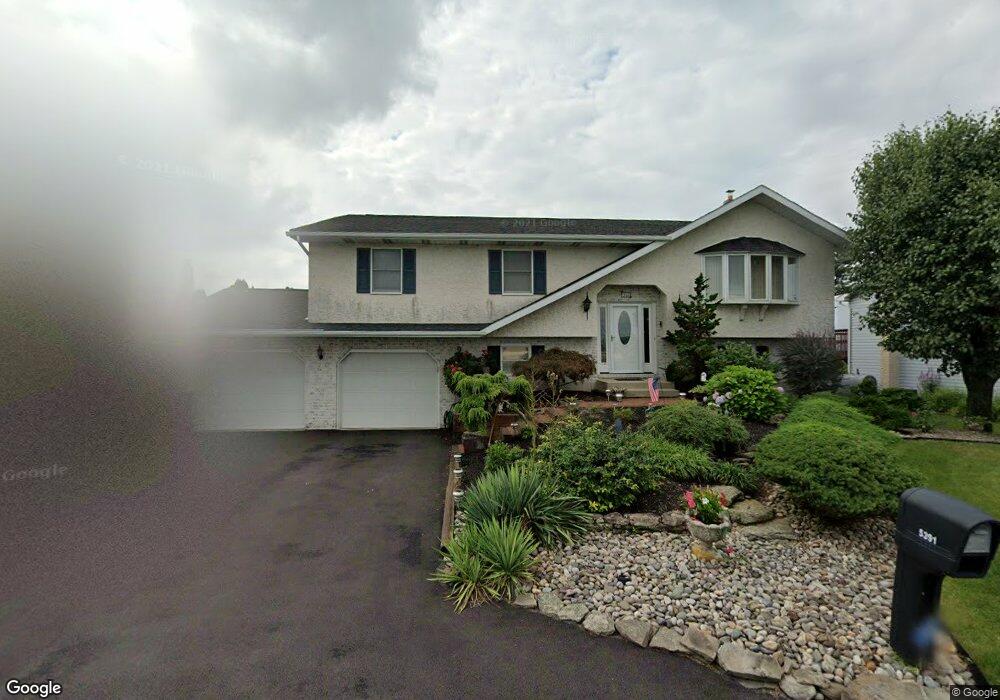 5391 Summit St, Whitehall, PA 18052 - photo 1