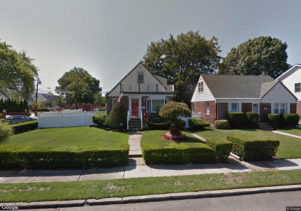 919 Oaks Dr, Franklin Square, NY 11010 - photo 1