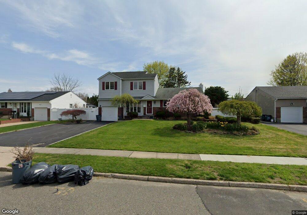 23 Bluegrass Ln, ComMacK, NY 11725 - photo 1