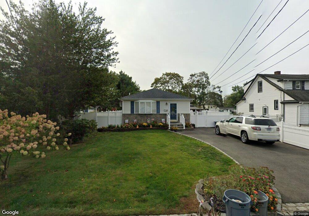 30 Hemlock St, Islip, NY 11751 - photo 1