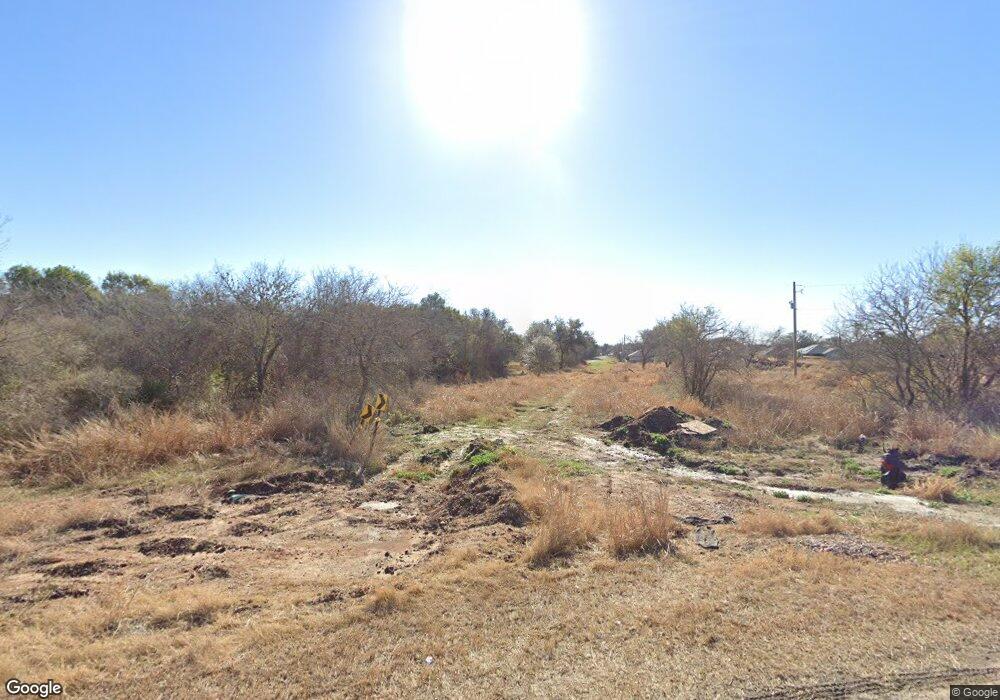 805 Magnolia St, Beeville, TX 78102 - photo 1