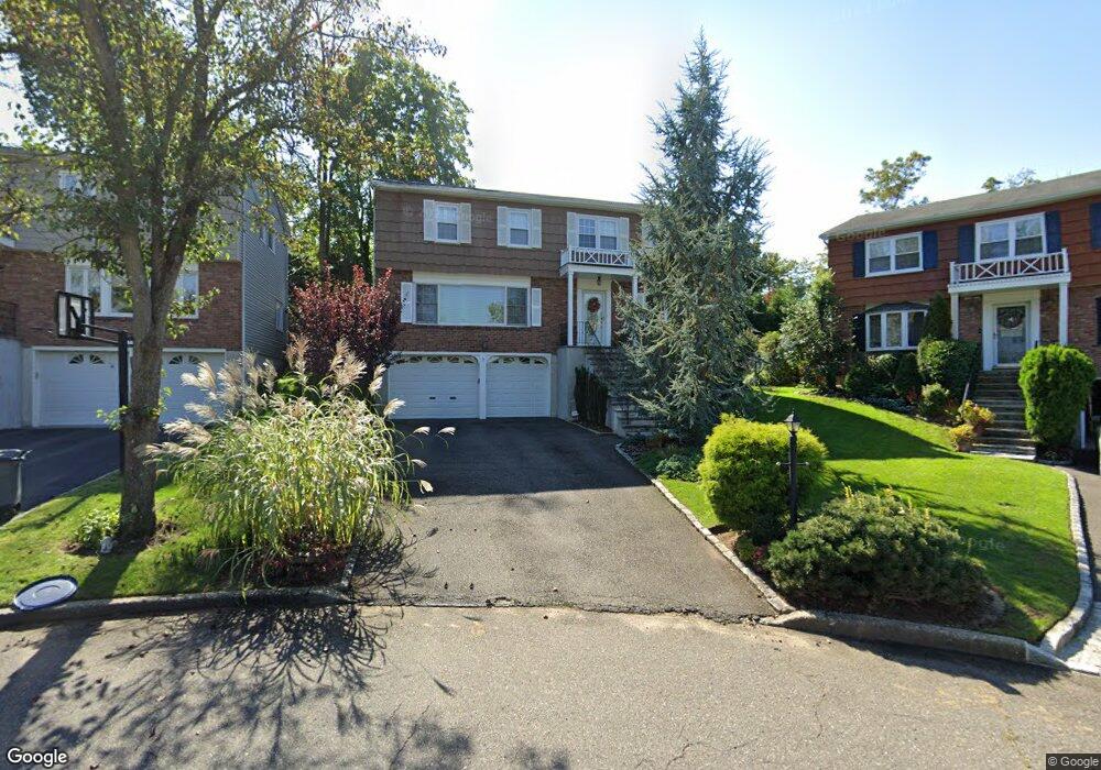 7 Wedgewood Ct, Manhasset, NY 11030 - photo 1