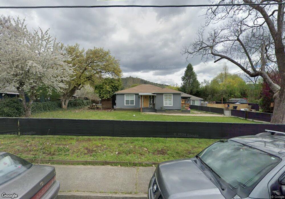 811 NE 10th St, Grants Pass, OR 97526 - photo 1