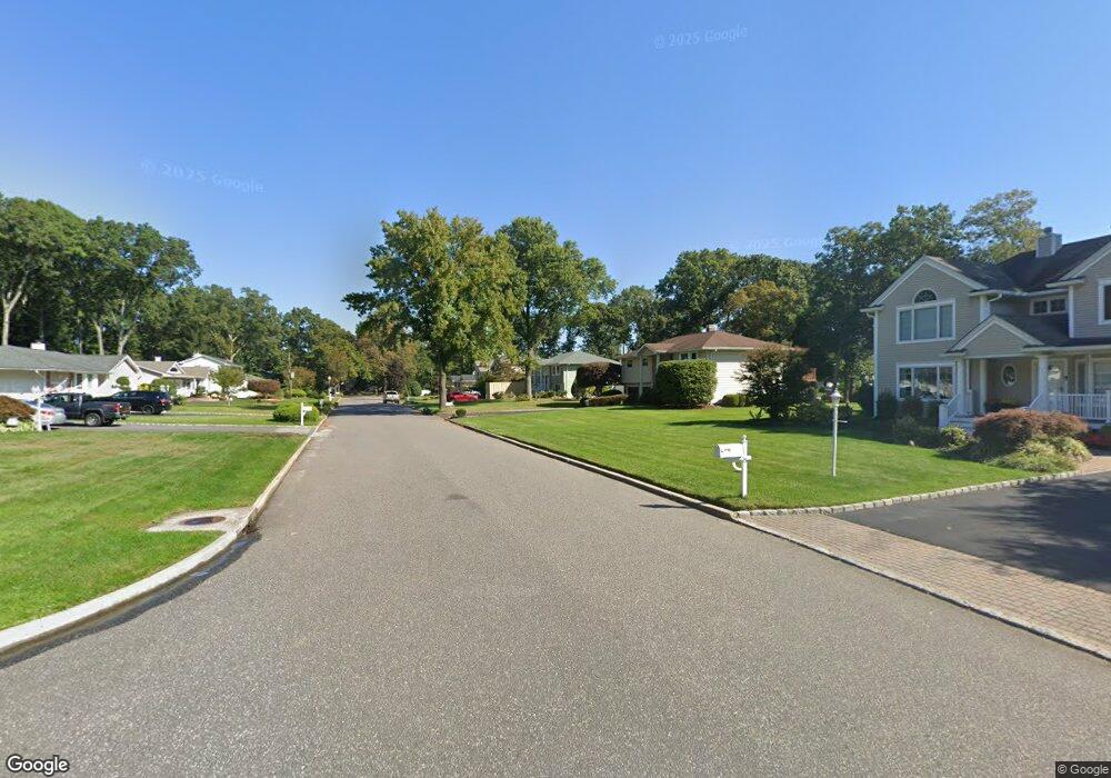 9 Raven Dr, ComMacK, NY 11725 - photo 1