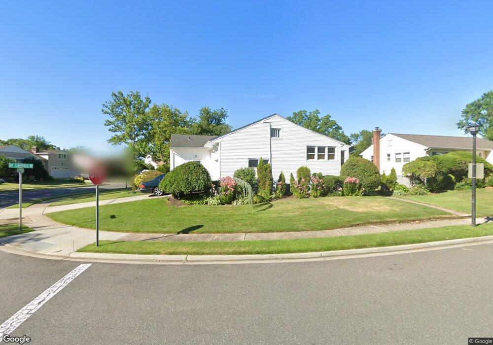 11 Cloverfield Rd S, Valley Stream, NY 11581 - photo 1