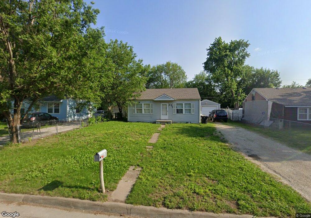 931 SE Pinecrest Dr, Topeka, KS 66605 - photo 1