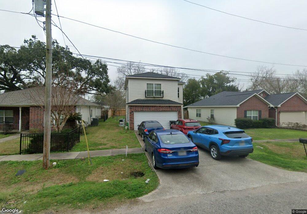 207 W Cleveland St, Alvin, TX 77511 - photo 1