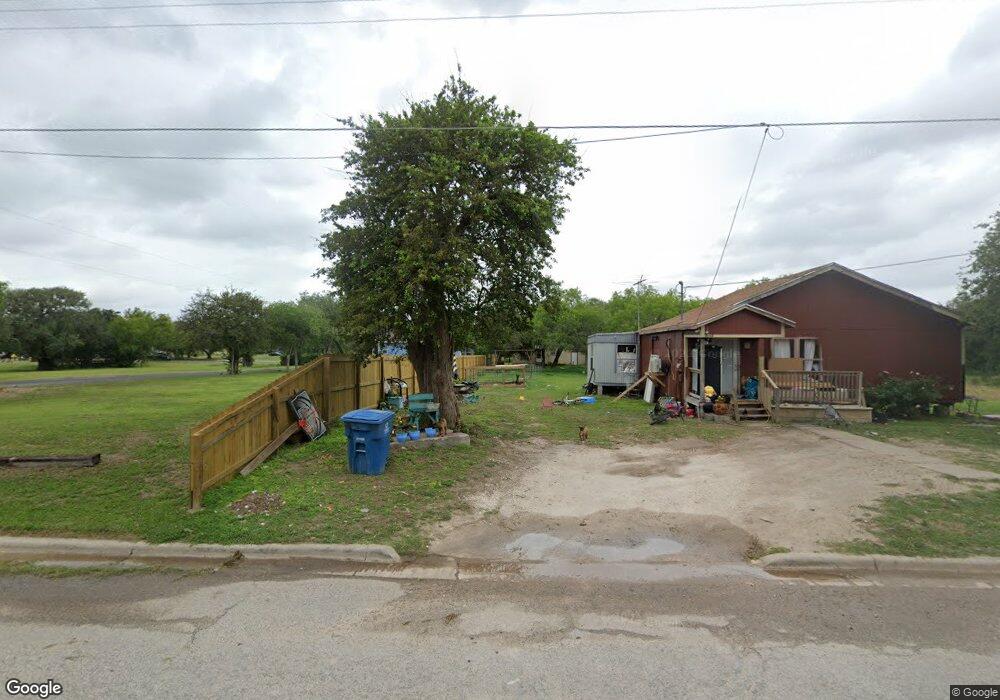 1002 W Flournoy St, Beeville, TX 78102 - photo 1