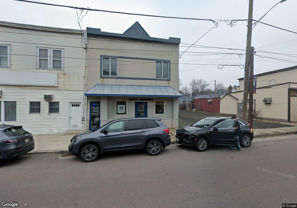 211 E Drinker St, Dunmore, PA 18512 - photo 1