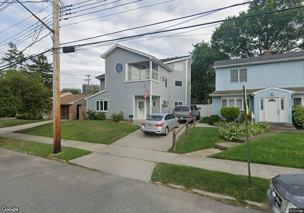 25612 58th Ave, Little Neck, NY 11362 - photo 1