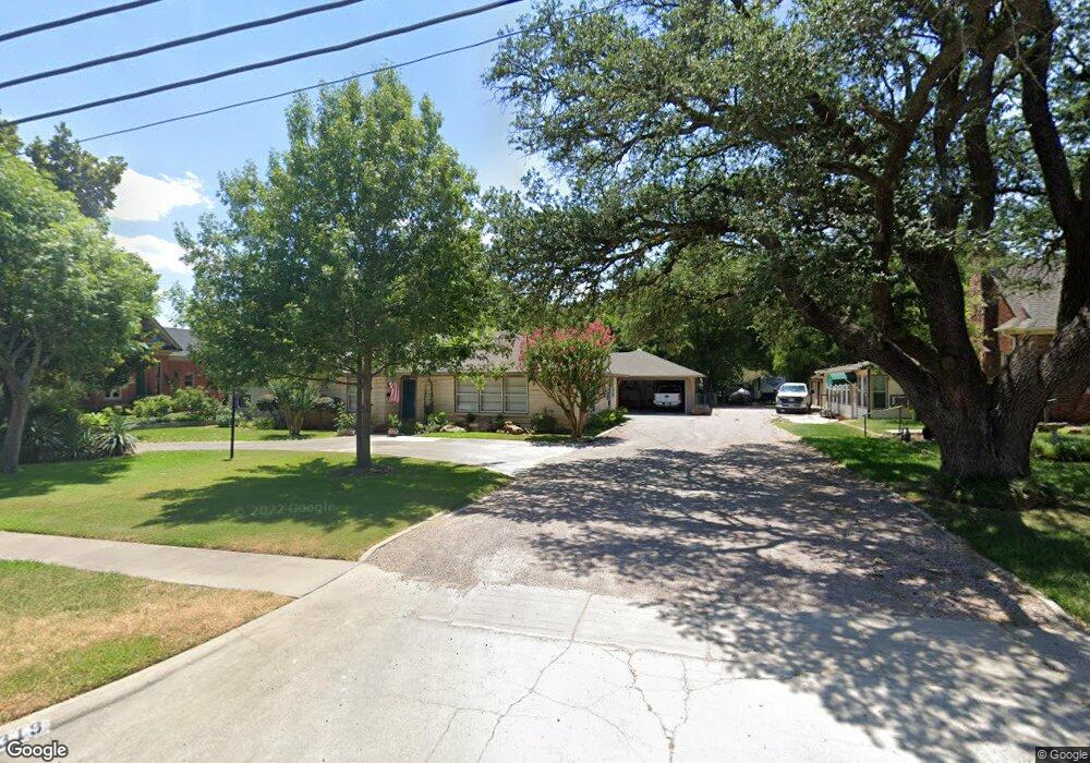 1319 S Lindsay St, Gainesville, TX 76240 - photo 1