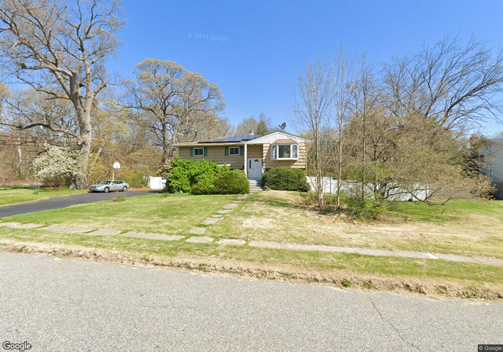 8 Cutchogue Ln, ComMacK, NY 11725 - photo 1