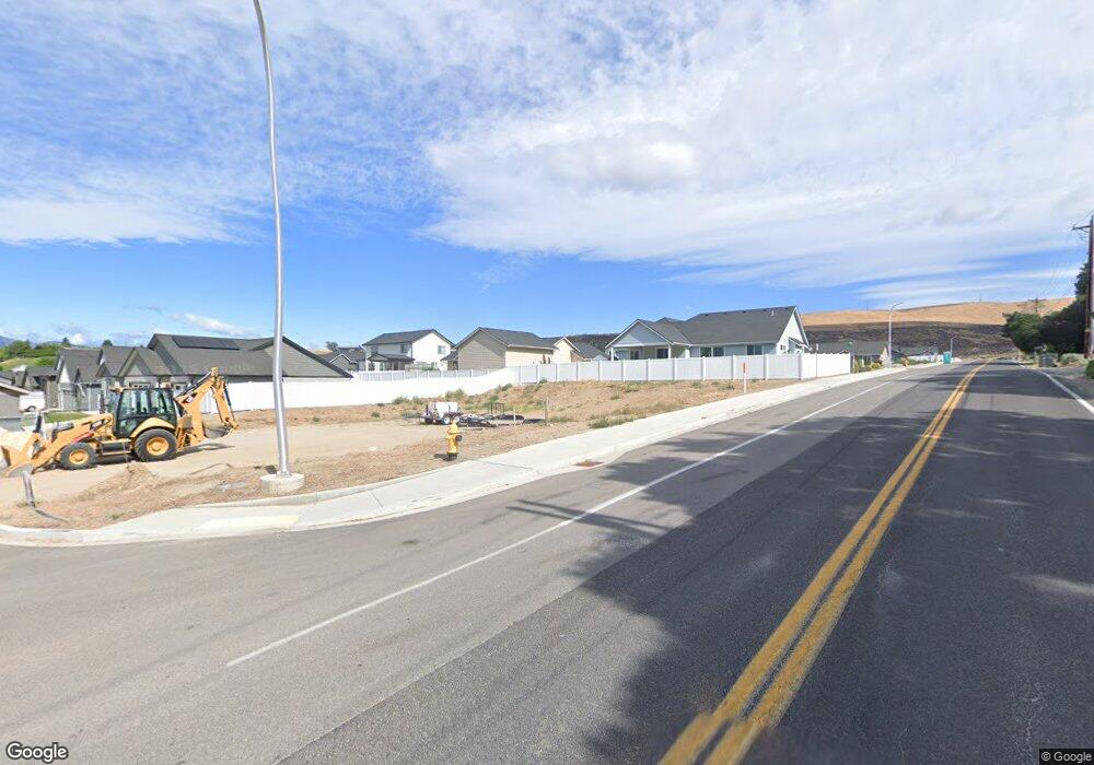 811 N Newport Loop, East Wenatchee, WA 98802 - photo 1