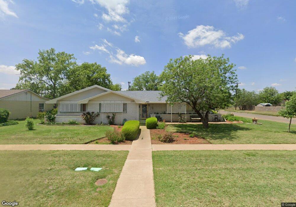 1209 Travis St, Plainview, TX 79072 - photo 1