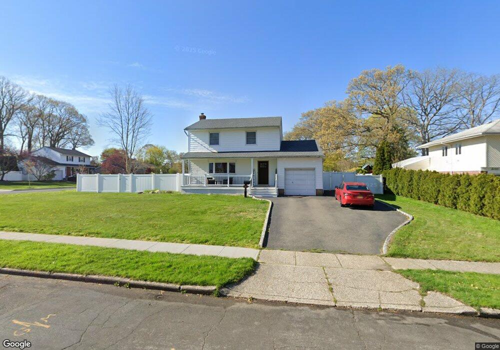 18 Cayuga Place, ComMacK, NY 11725 - photo 1