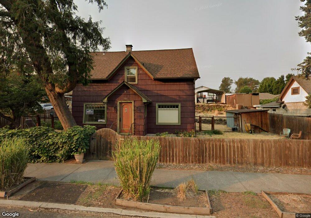 702 W 10th St, the Dalles, OR 97058 - photo 1