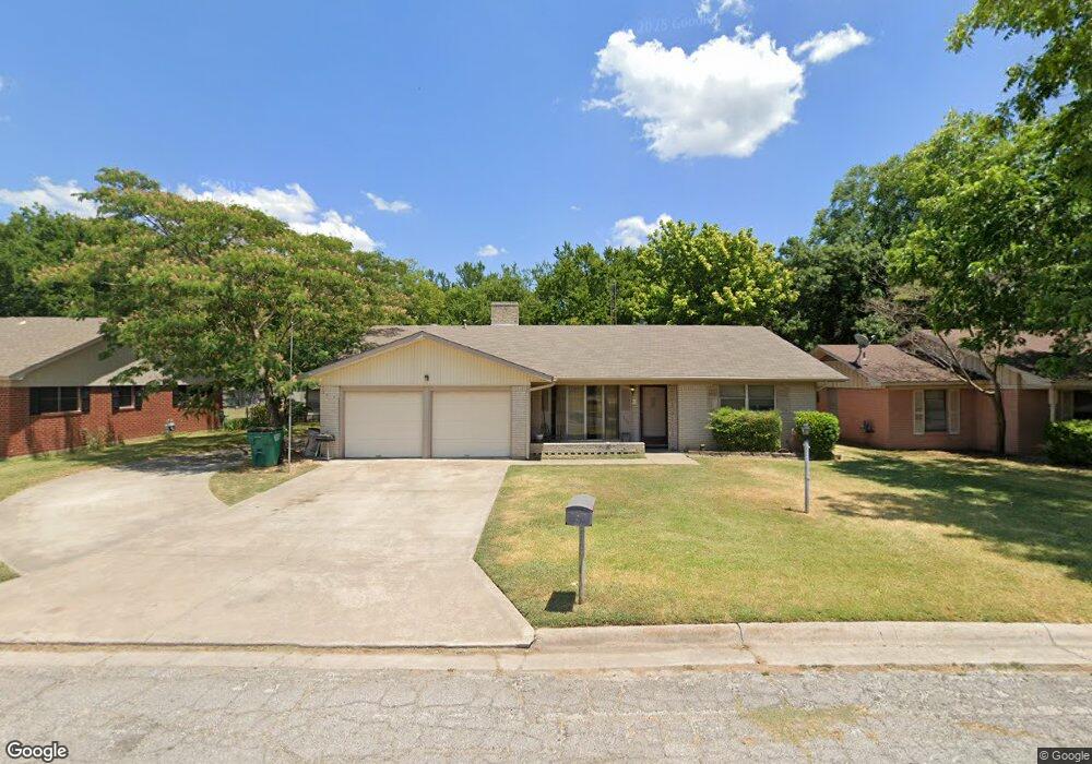 302 Elmwood St, Gainesville, TX 76240 - photo 1