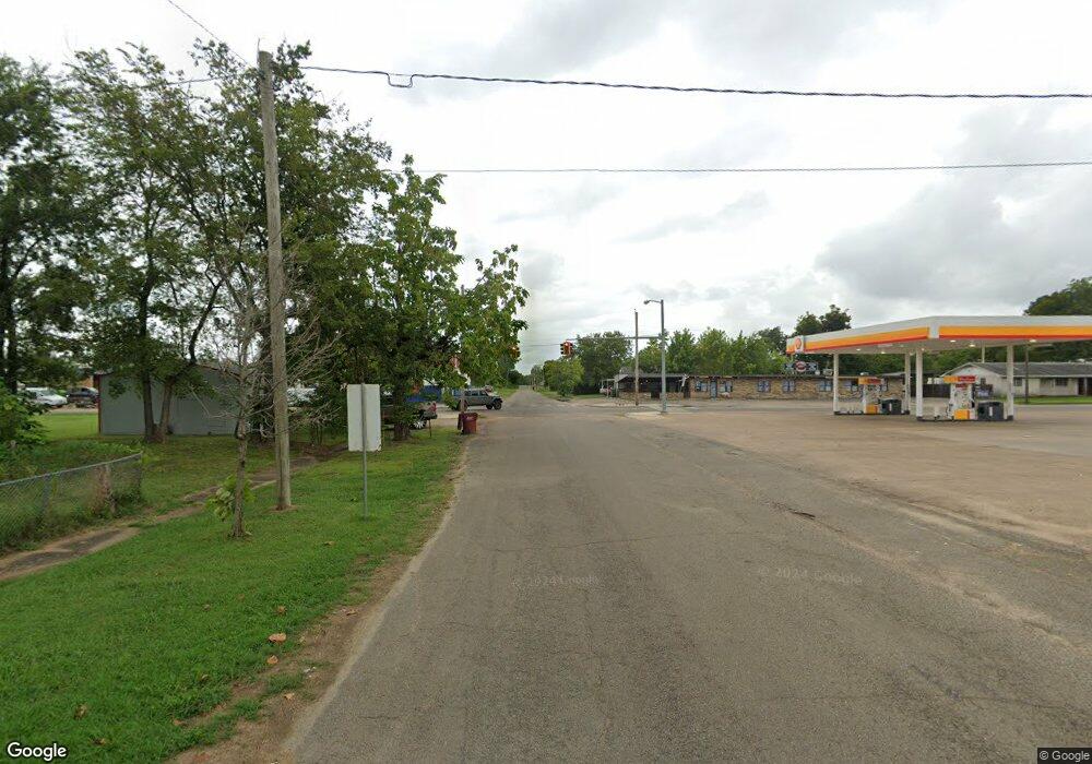 207 N E St, Hugo, OK 74743 - photo 1