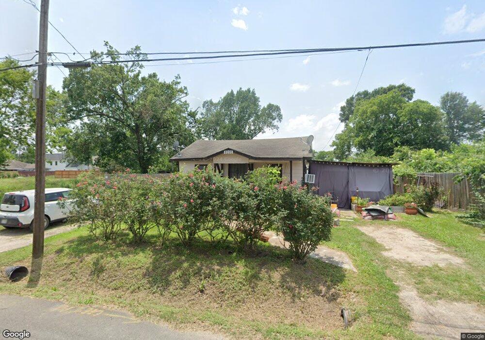 8205 Willow St, Houston, TX 77088 - photo 1
