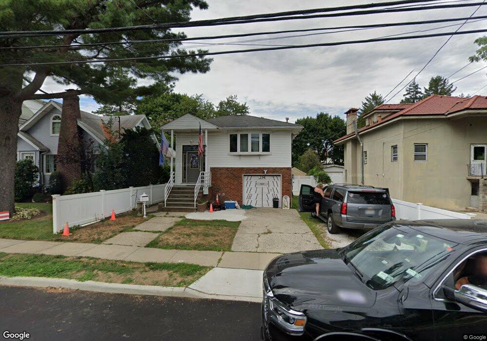 185 Walnut St, Lynbrook, NY 11563 - photo 1