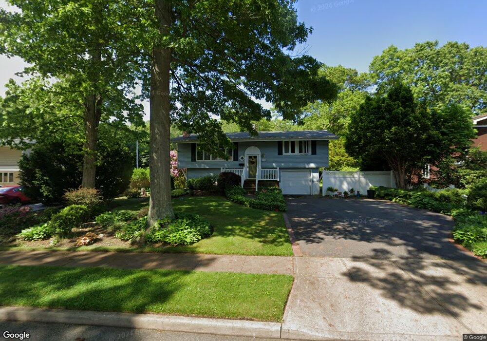 38 Deepdale Dr, ComMacK, NY 11725 - photo 1