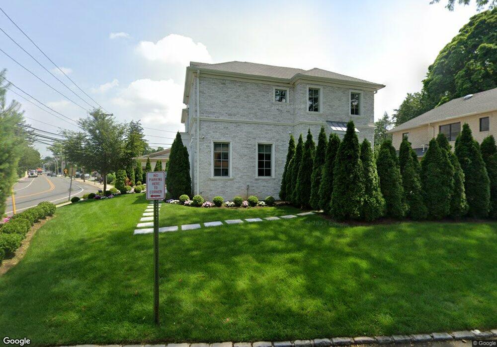 2 Moreland Ct, Great Neck, NY 11024 - photo 1