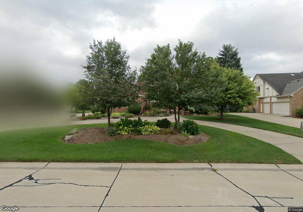 1068 Oak Tree Ln, Bloomfield Hills, MI 48304 - photo 1