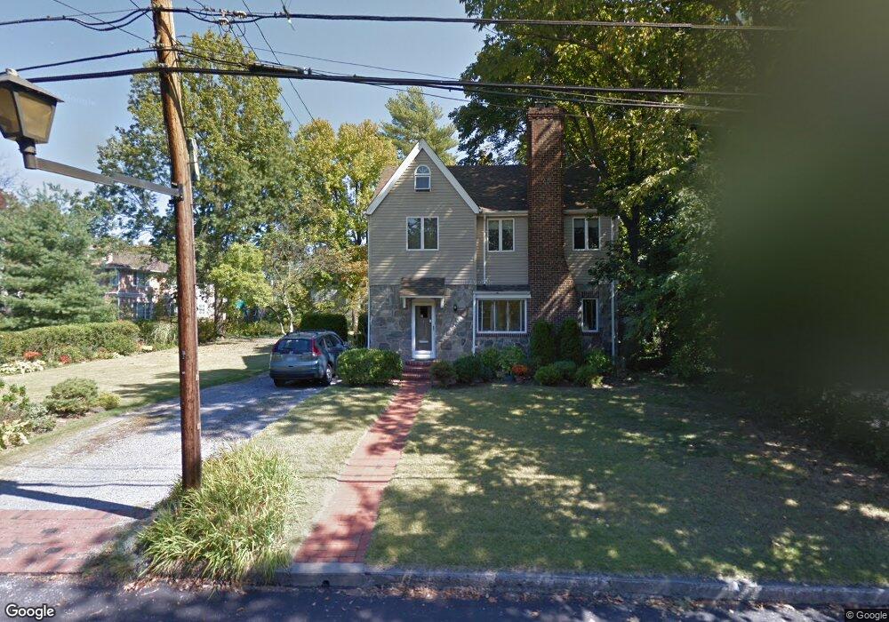 7 Surrey Ln, Great Neck, NY 11023 - photo 1