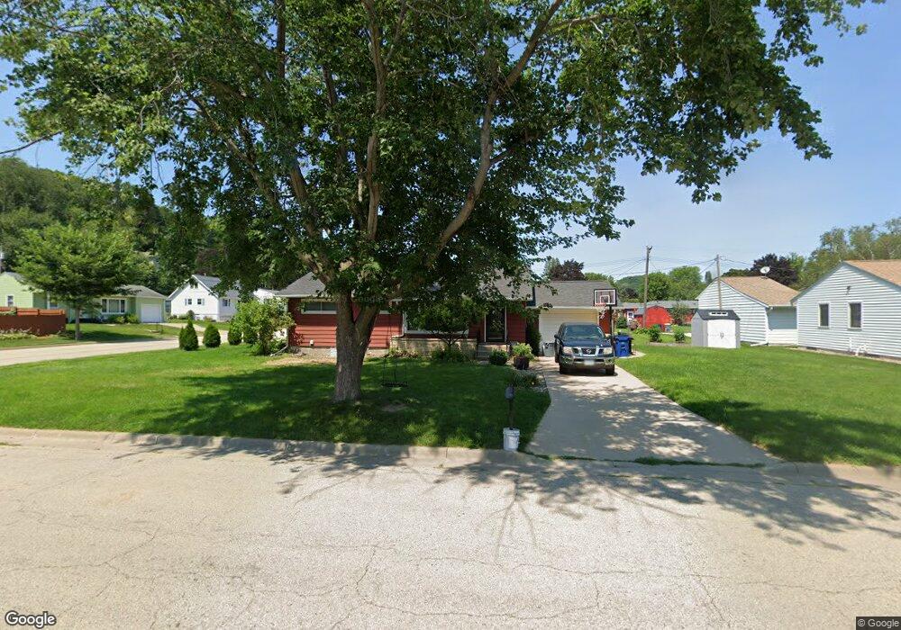 622 S 4th St, La Crescent, MN 55947 - photo 1