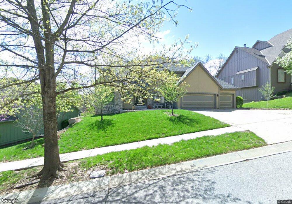 5637 Oakview St, Shawnee, KS 66216 - photo 1