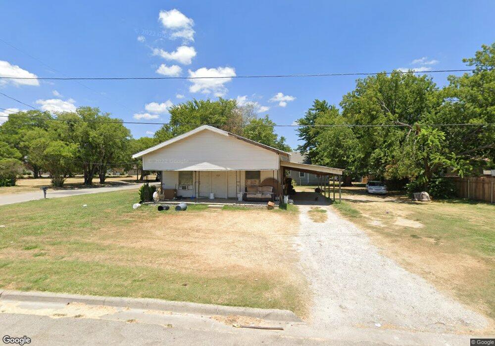 805 Doss St, Gainesville, TX 76240 - photo 1