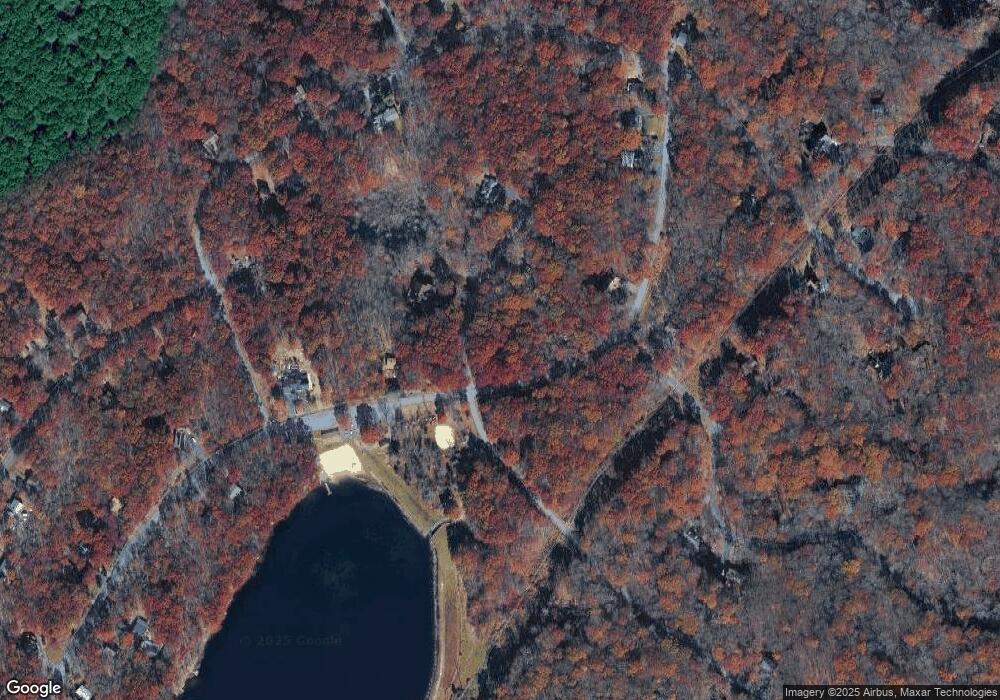 202 Robin Ct, Bushkill, PA 18324 - photo 1