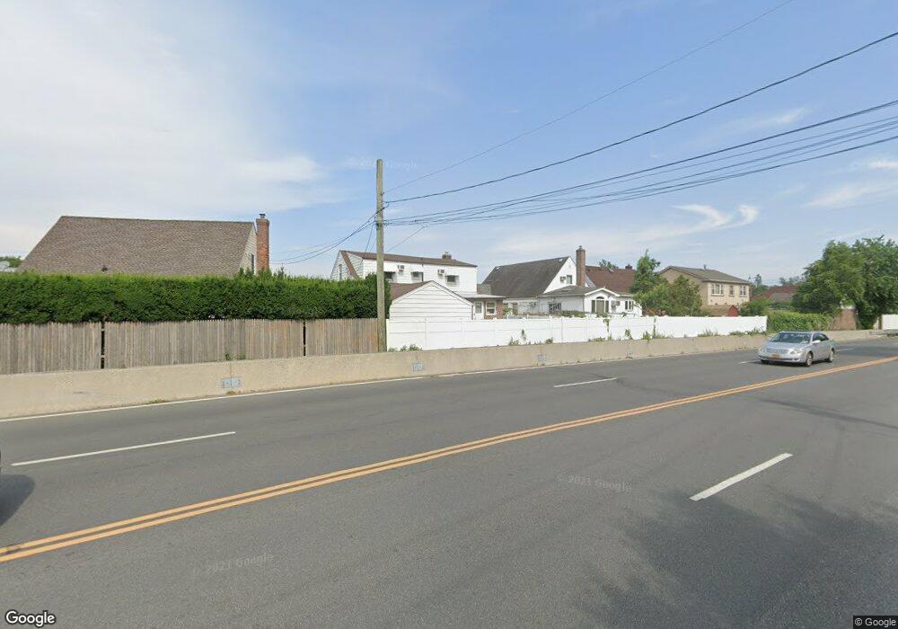 135 Rhodes Dr, New Hyde Park, NY 11040 - photo 1