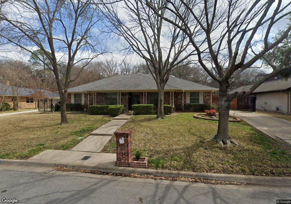 1011 Loch Lomond Dr, Arlington, TX 76012 - photo 1