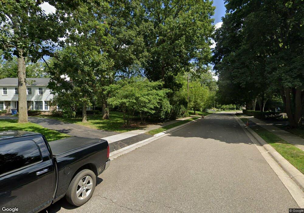 1157 W Glengarry Cir, Bloomfield Hills, MI 48301 - photo 1