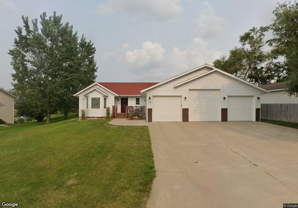1305 9th Ave SW, Jamestown, ND 58401 - photo 1